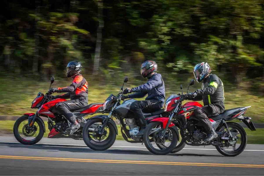 imagem pilotos em ação com a honda cg 160 start, haojue dk 160 e bajaj n150