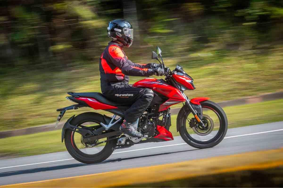 imagem do piloto em ação com a bajaj n150