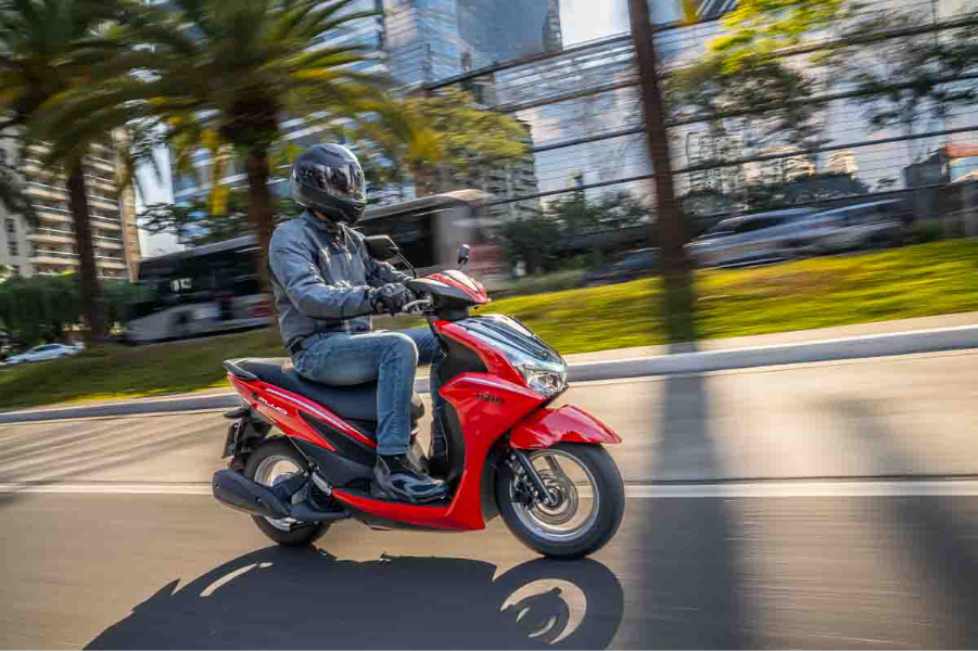 imagem do piloto emação com o yamaha fluo hybrid