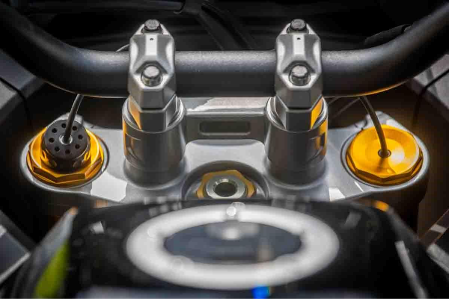 imagem da suspensão dianteira da Suzuki GSX-S1000 GX
