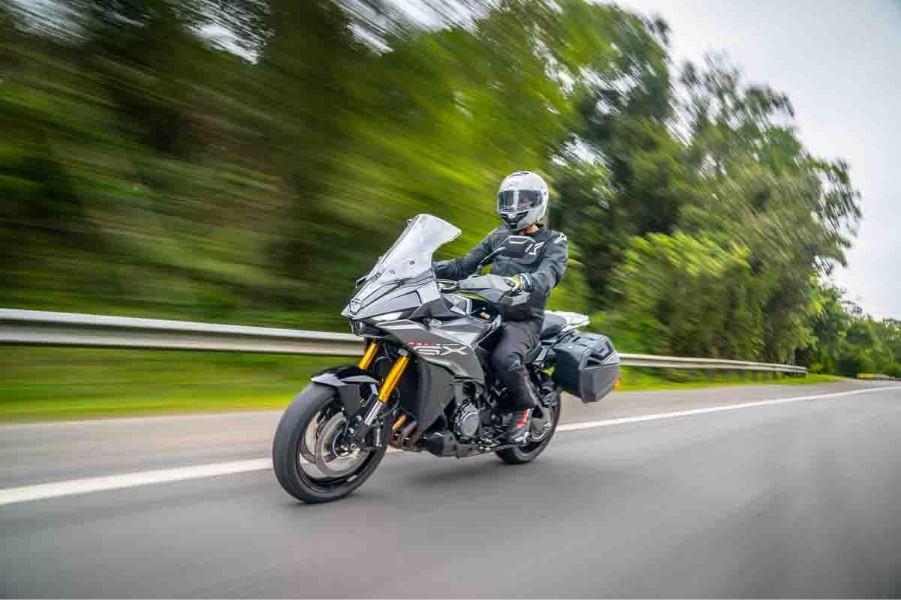 imagem do piloto na estrada com a GSX-S1000 GX