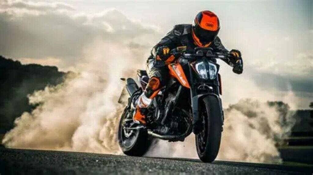 imagem do piloto em ação com a ktm duke 890