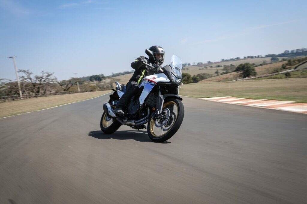 imagem do piloto em ação no asfalto com a nova honda transalp
