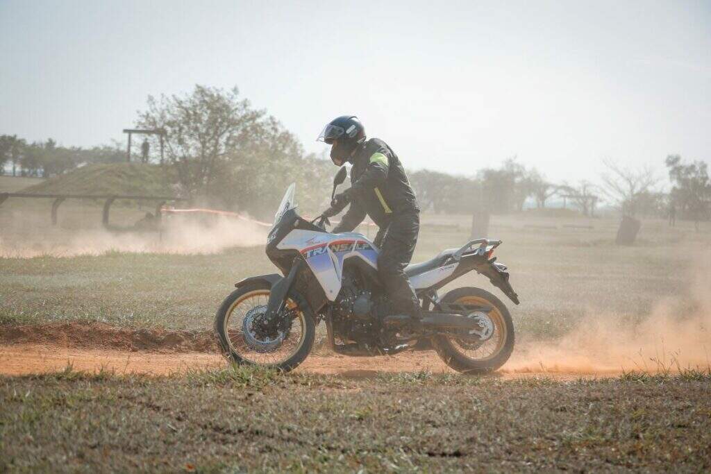 imagem da transalp na terra