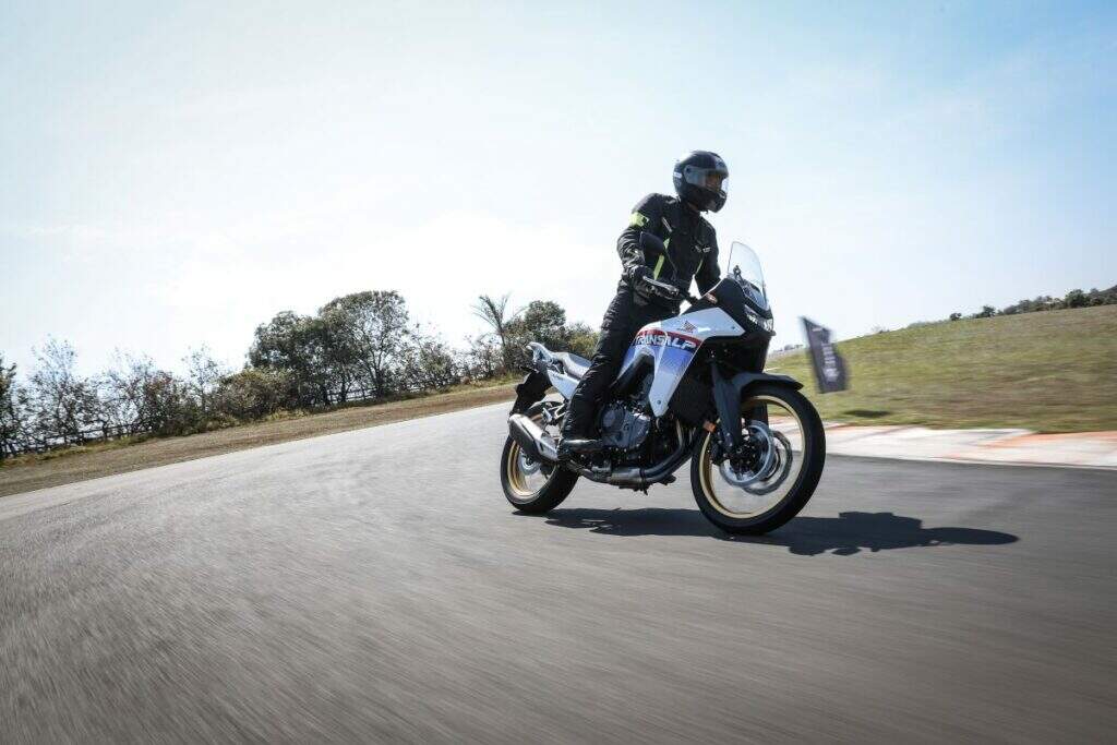 imagem do piloto em pé com a transalp