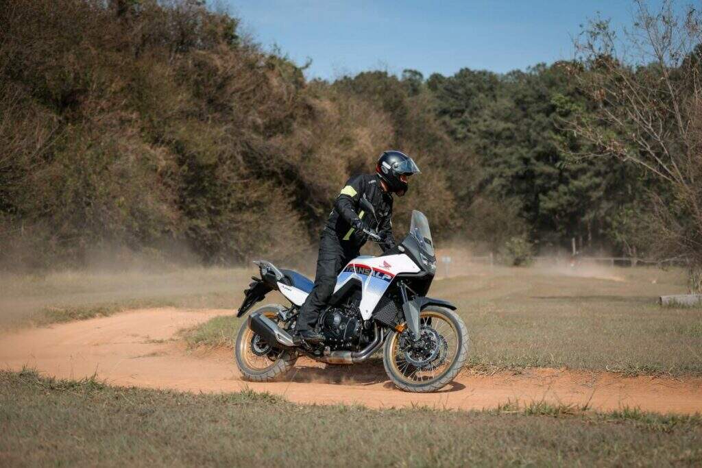 imagem do piloto em ação no off-road com a transalp
