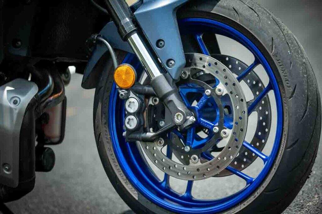 imagem freio dianteiro da Yamaha MT-07 Connected 2025
