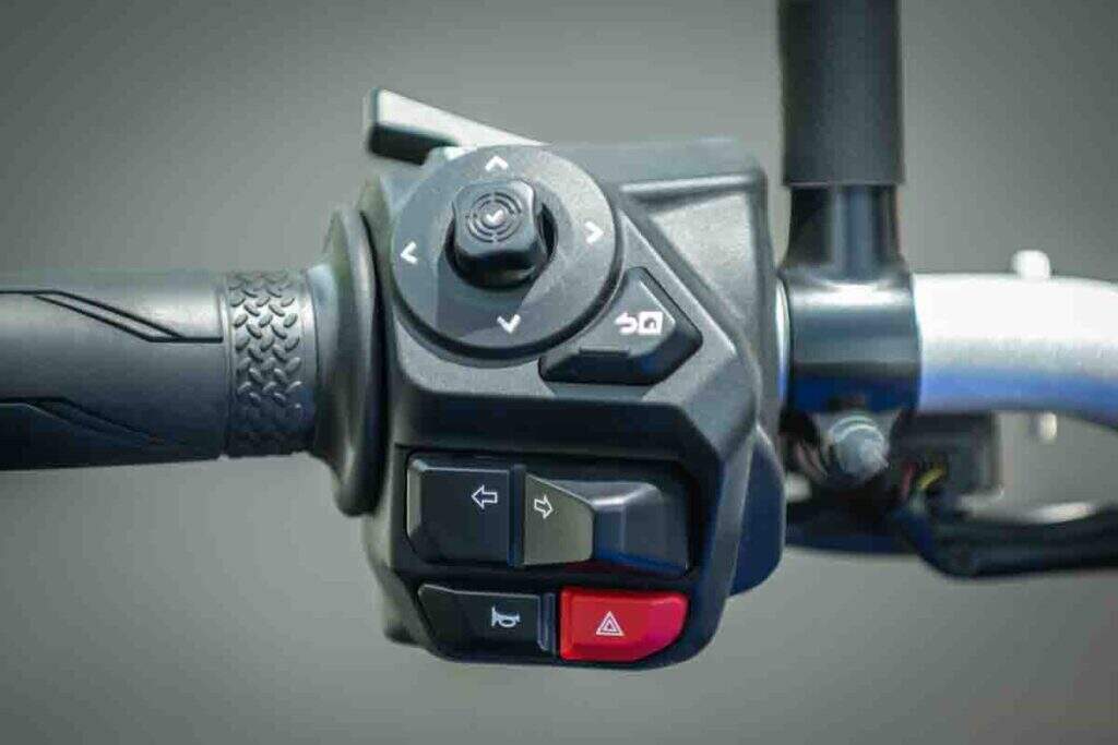 imagem controle joystick do painel da Yamaha MT-07 Connected 2025