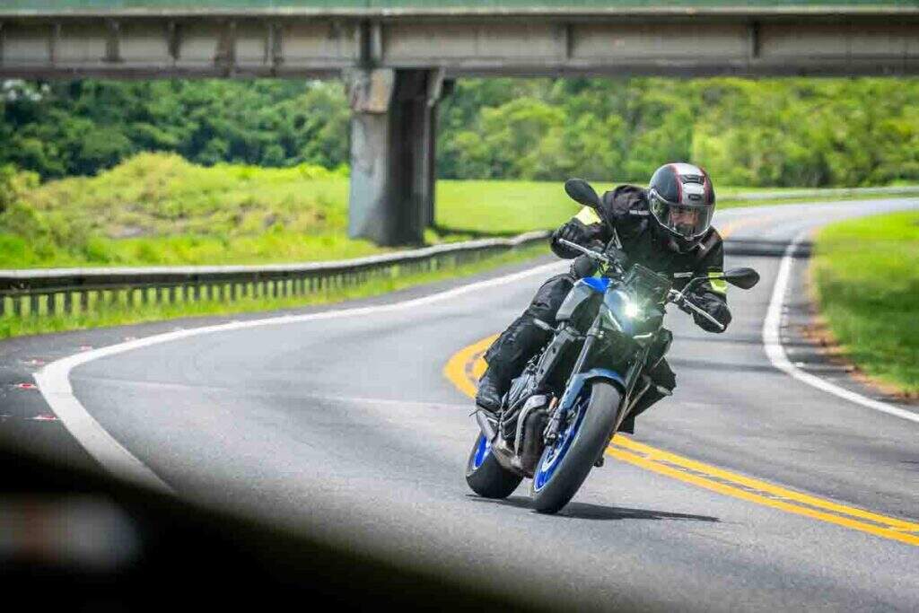 imagem piloto em curva com a Yamaha MT-07 Connected 2025