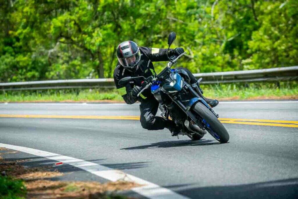 imagem piloto em ação em curva na estrada com a Yamaha MT-07 Connected 2025