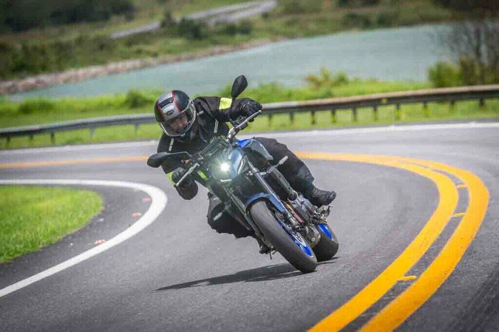 imagem piloto em ação com a Yamaha MT-07 Connected 2025