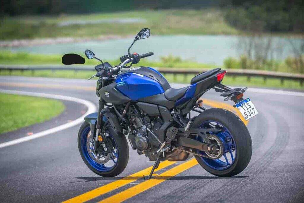 imagem lateral traseira da Yamaha MT-07 Connected 2025