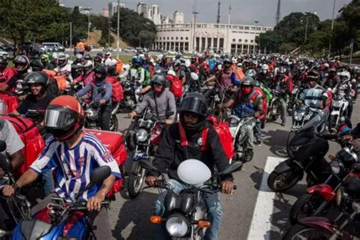 Motociclistas e motofretistas em frente ao estádio do Pacaembu