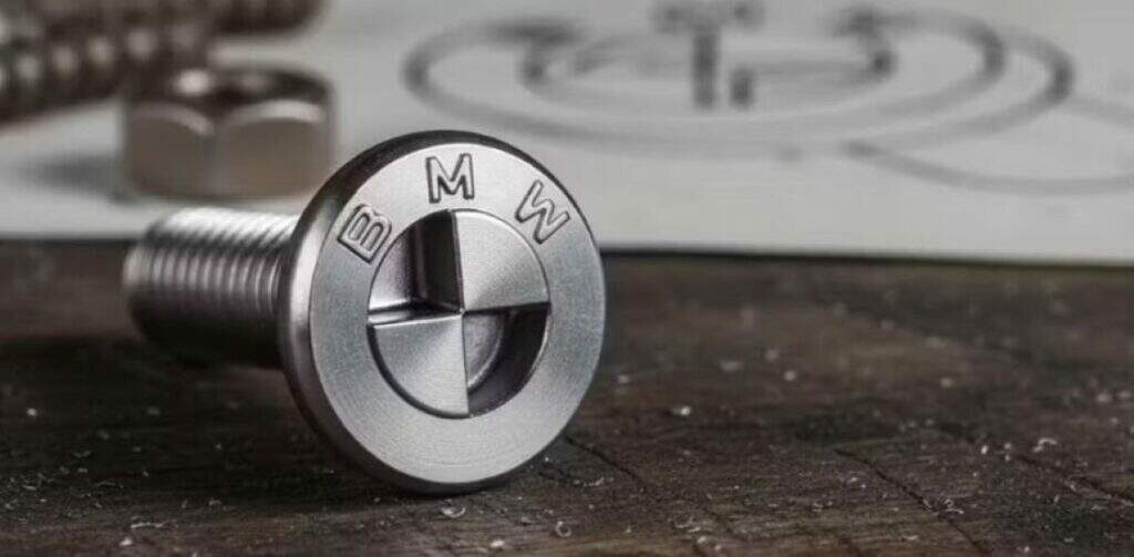 imagem parafuso BMW patenteia parafusos com logo