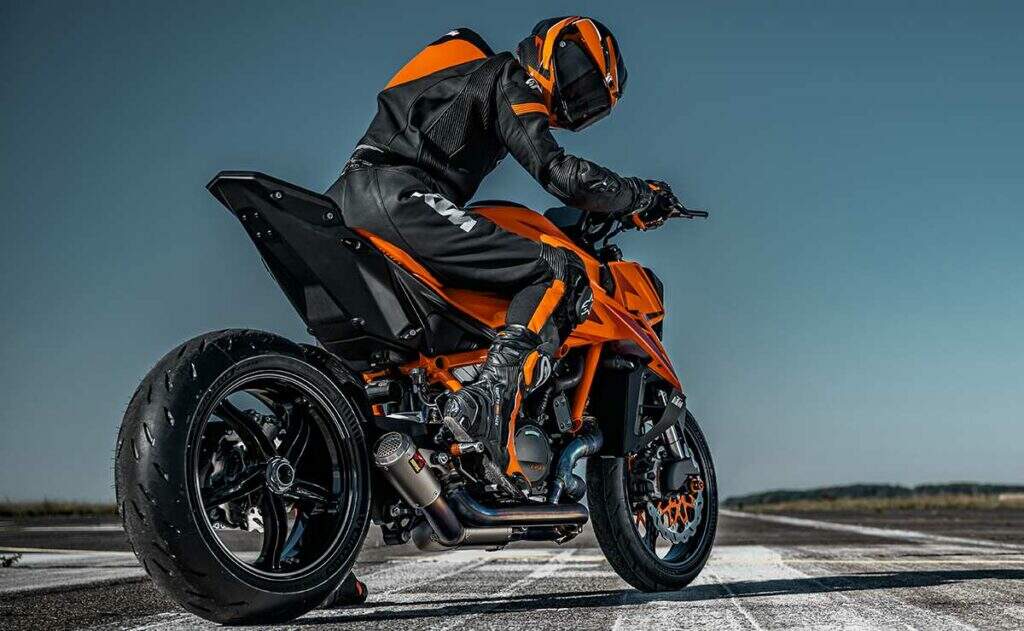 imagem traseira da KTM 1390 Super Duke RR 2026