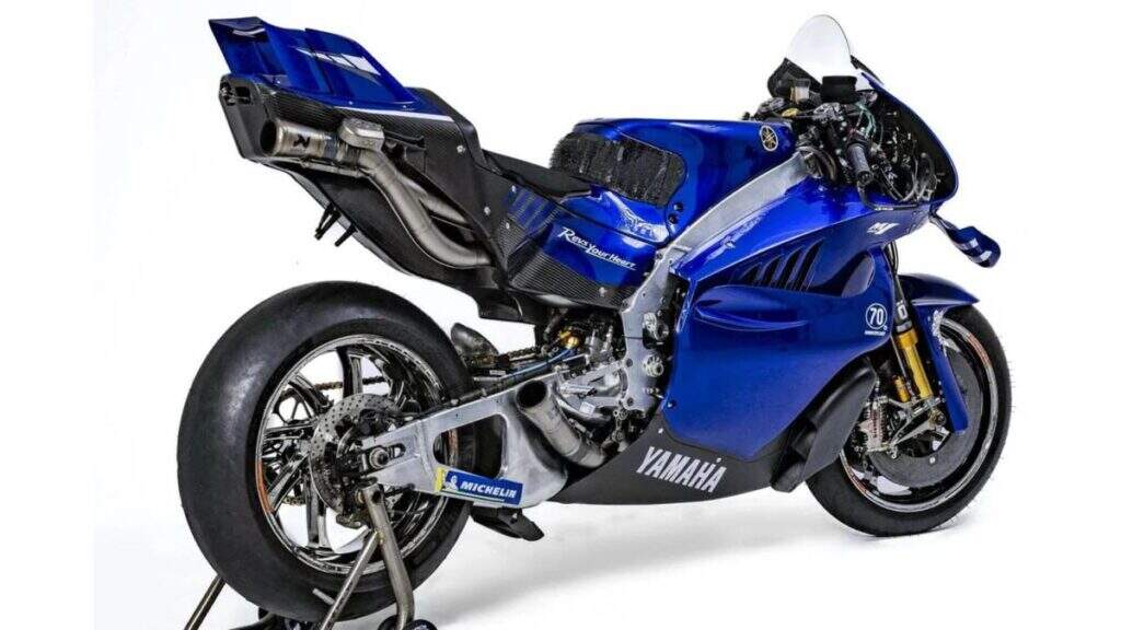 imagem yamaha v4 motogp