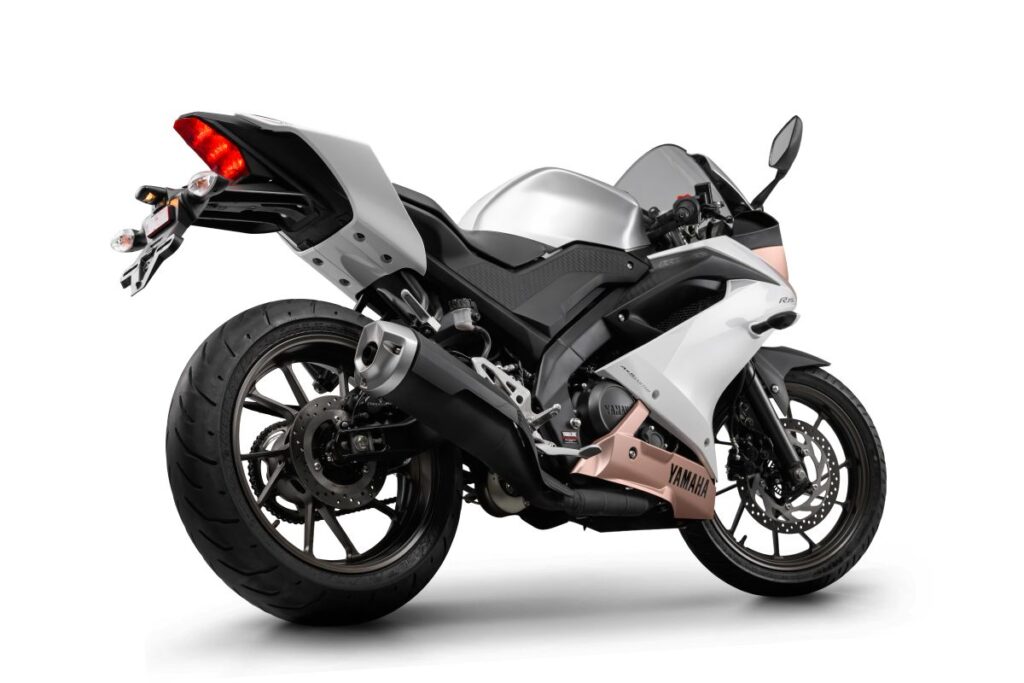 imagem traseira da nova Yamaha R15 ABS 2026 na cor R-White