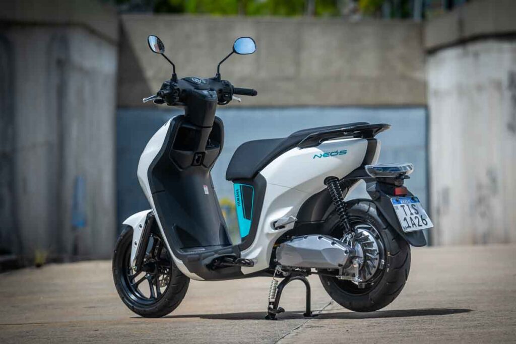 imagem traseira do Yamaha Neo’s o scooter elétrico eficiente e elegante por R$ 33.990