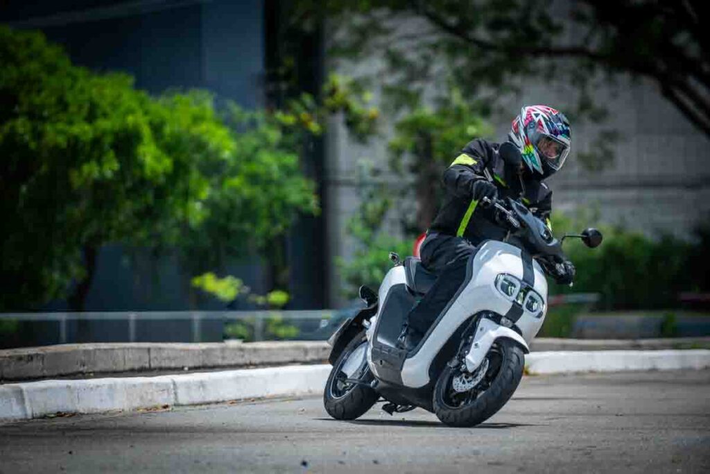 imagem do piloto em ação em curva com o Yamaha Neo’s o scooter elétrico eficiente e elegante