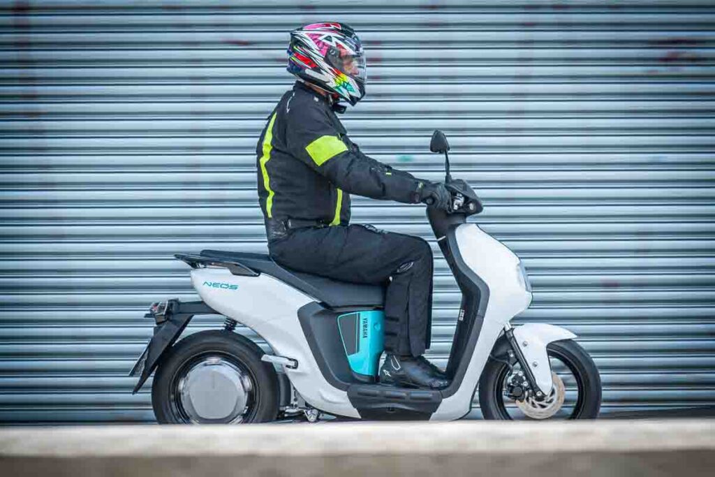 imagem piloto sentado no Yamaha Neo’s o scooter elétrico