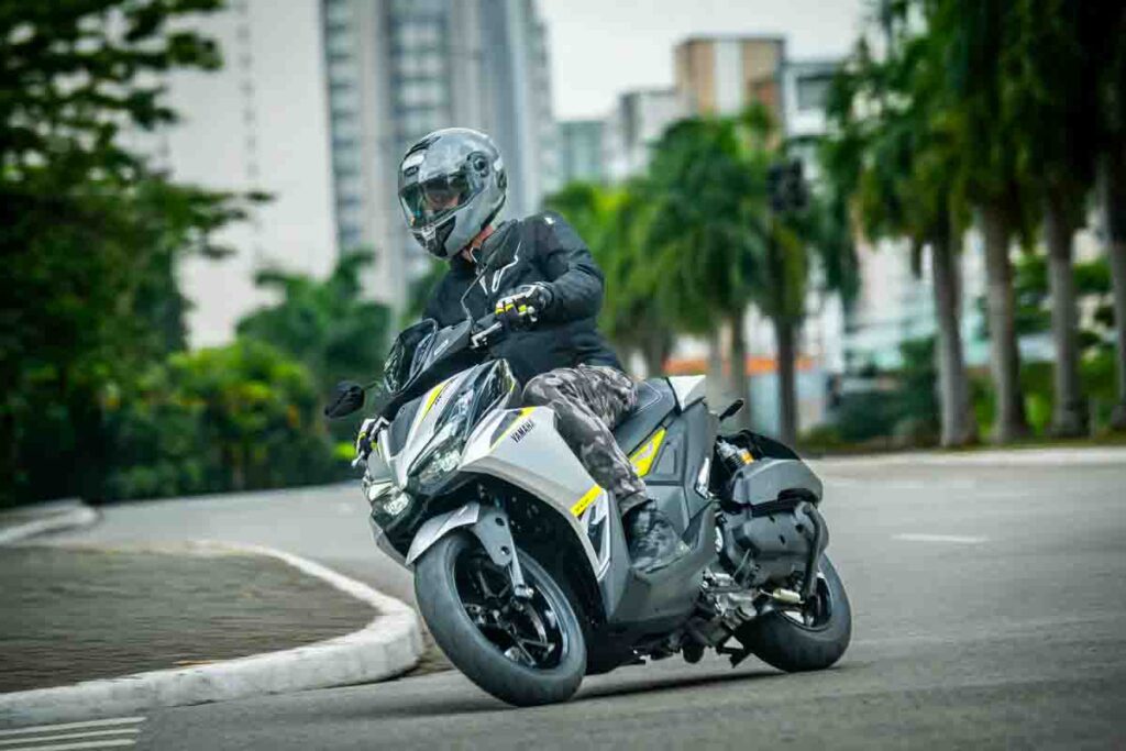 imagem do piloto em curva com Yamaha Aerox ABS Connected 2026 - foto: Gustavo Epifanio