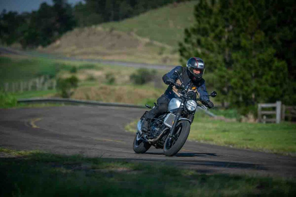 imagem piloto em ação com a Royal Enfield Guerrilla 450