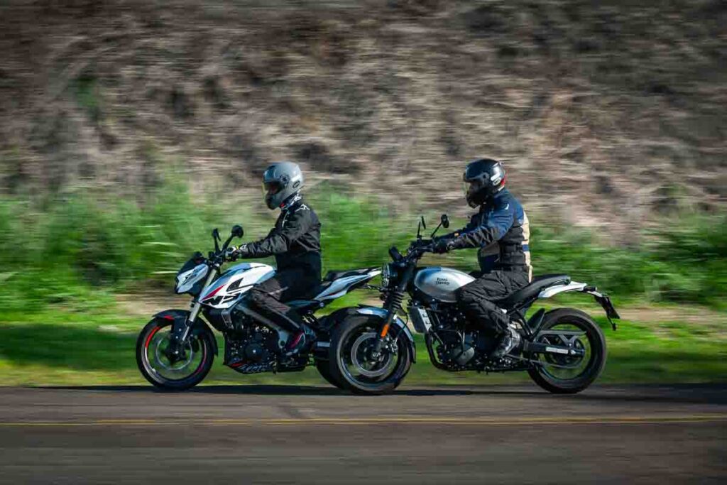 imagem lateral Royal Enfield Guerrilla 450 e Bajaj Dominar NS400Z