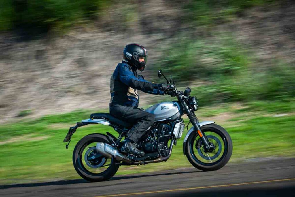 imagem do piloto sentado na Royal Enfield Guerrilla 450