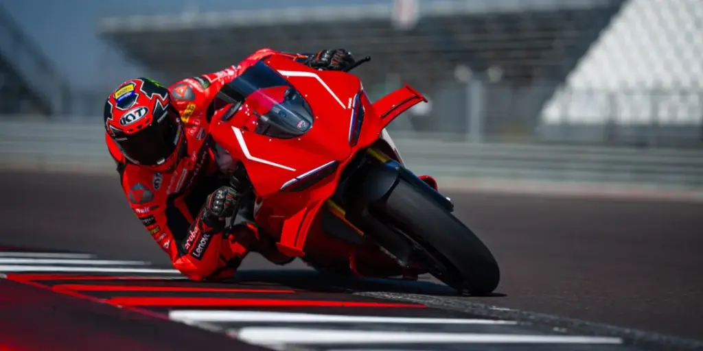 imagem ducati panigale v4 r 2026 em ação na pista