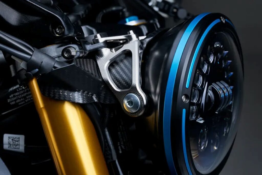 imagem farol MV Agusta Rush Titanio