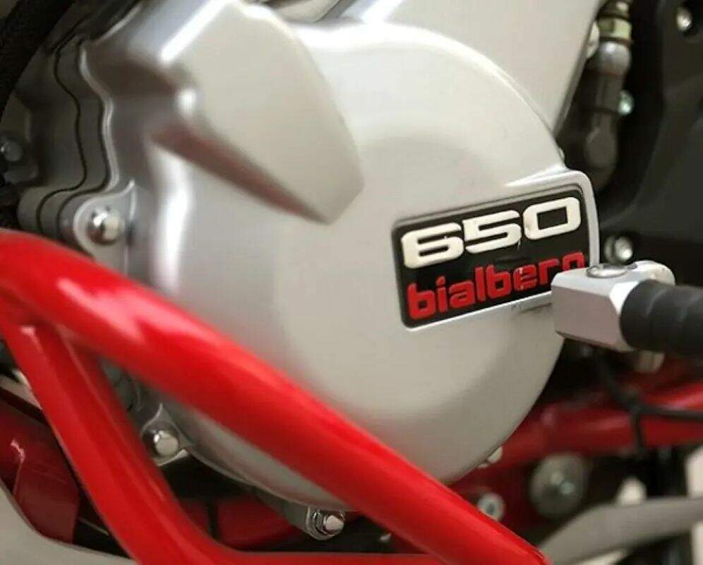 imagem do motor da SWM Superdual X