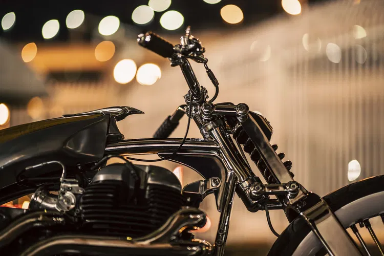 imagem da suspensão dianteira tipo springer da moto customizada vita