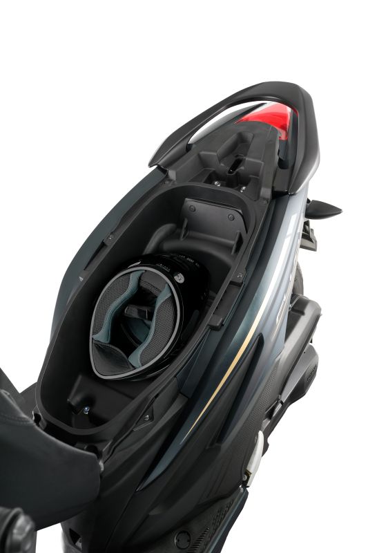imagem do porta objetos sob o assento do Yamaha Fluo ABS Hybrid 2027