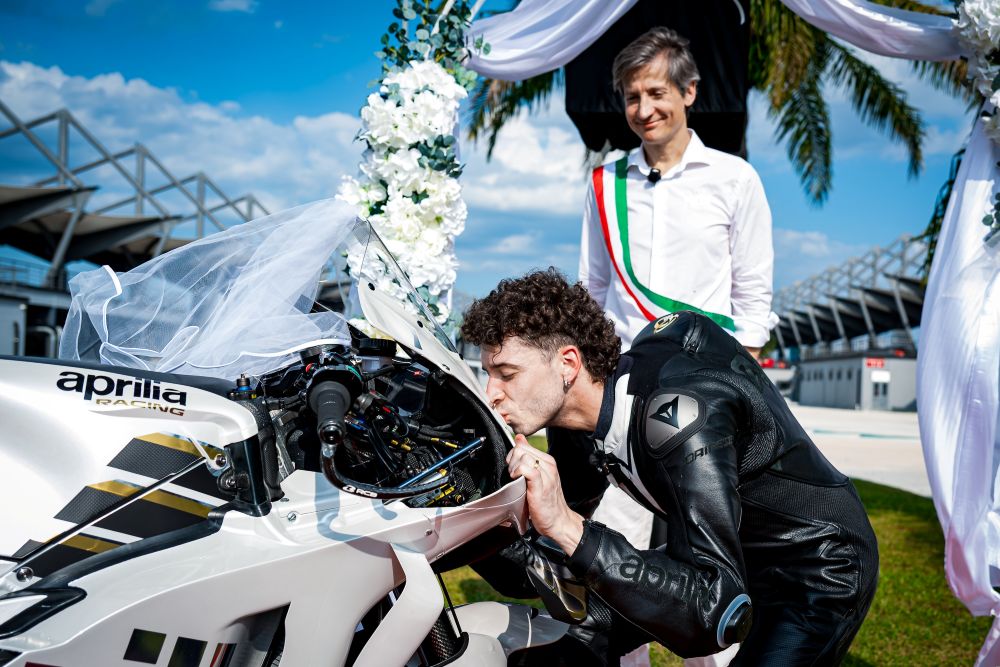Aprilia-casamento-Bezzecchi-MotoGP (2)