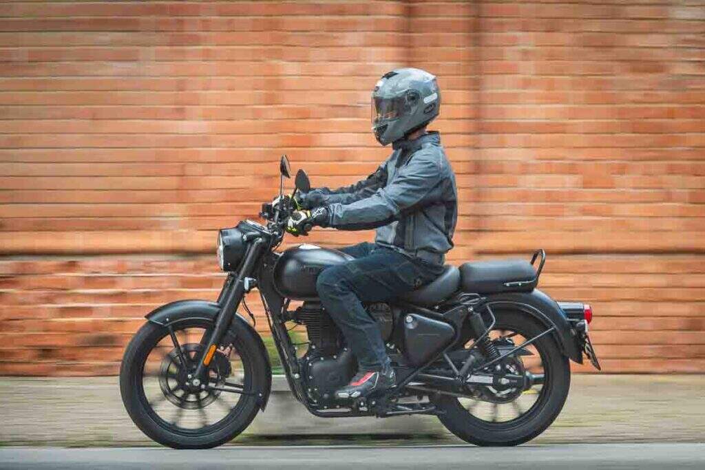 imagem lateral com piloto e a Royal Enfield Classic 350