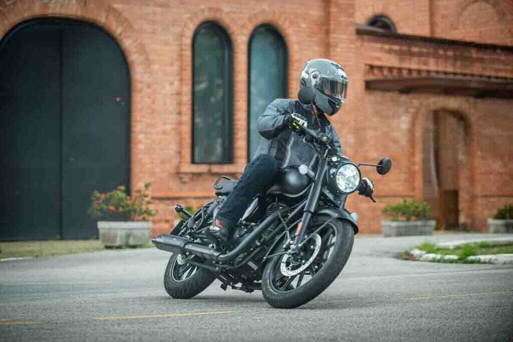 imagem piloto em curva com a Royal Enfield Classic 350