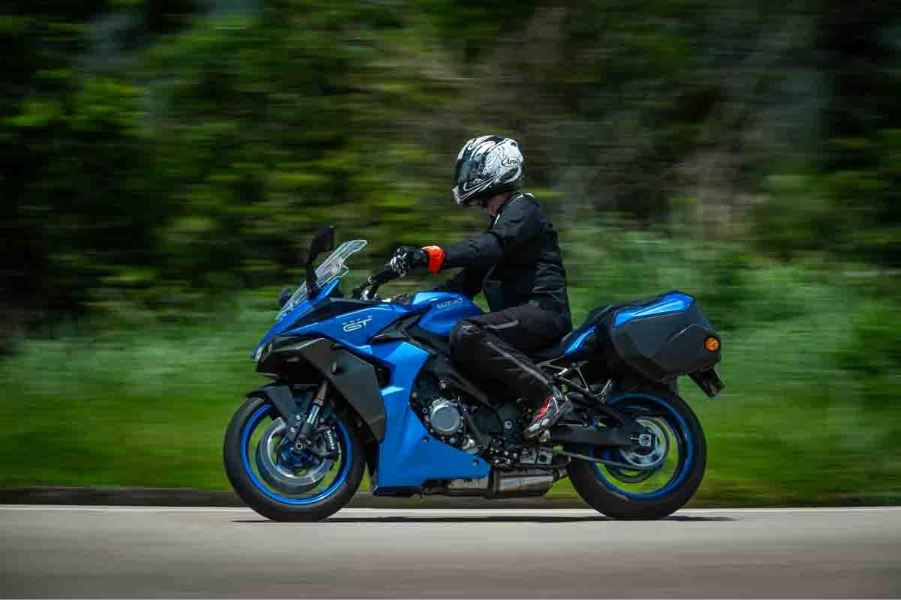 imagem do piloto em ação com a Suzuki GSX-S1000GT