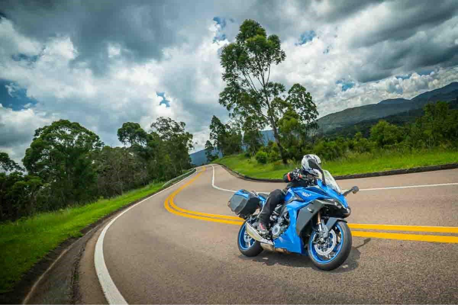 imagem do piloto em curva com a Suzuki GSX-S1000GT 2026