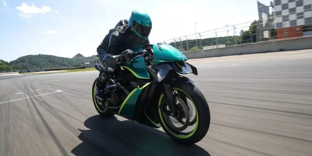 imagem  em ação da Aston Martin & Brough Superior AMB 001 Pro