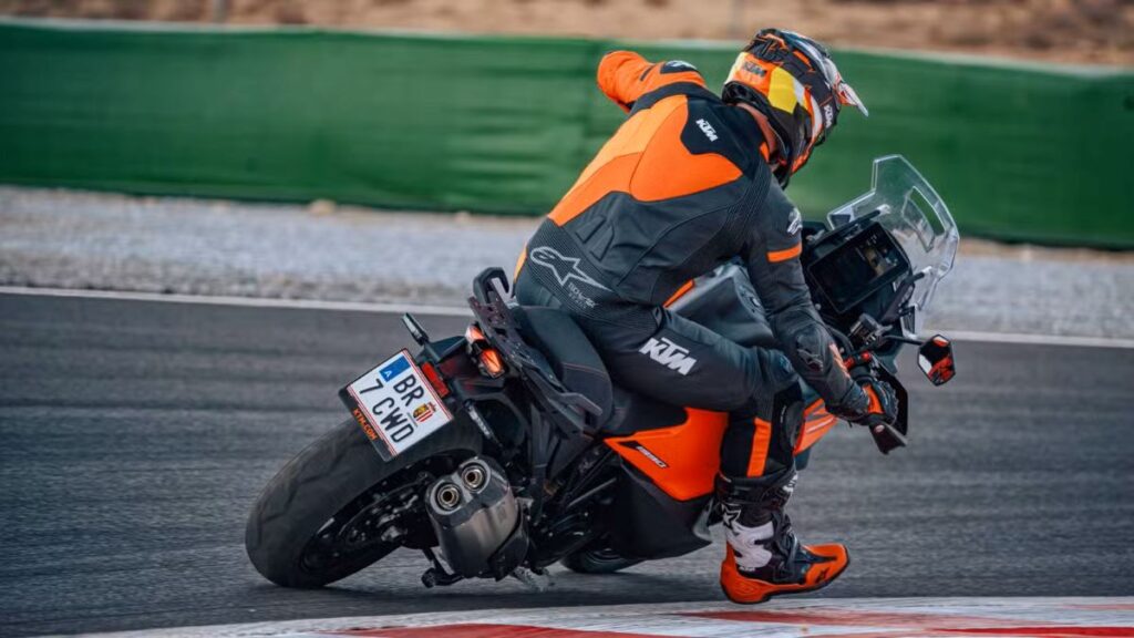 imagem piloto em ação em curva radical com a KTM 1390 Super Adventure S EVO