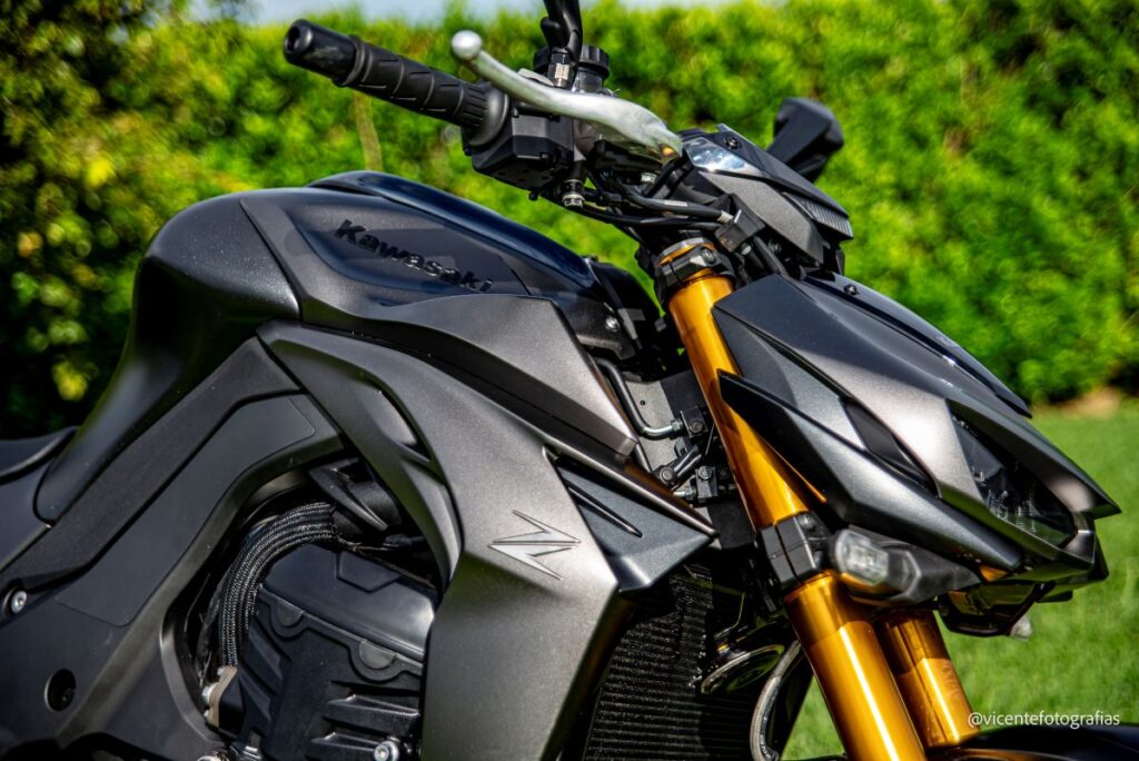 imagem frontal Nova Kawasaki Z1100 2026