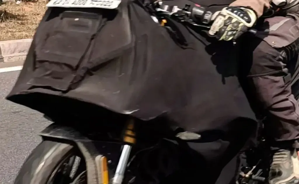 imagem BMW F 450 RR camuflada de testes