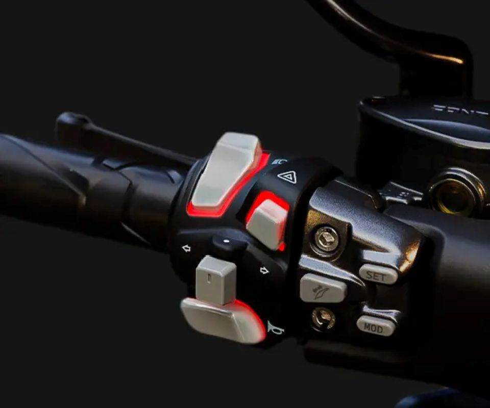 imagem do punho esquerdo do scooter Zontes 125M