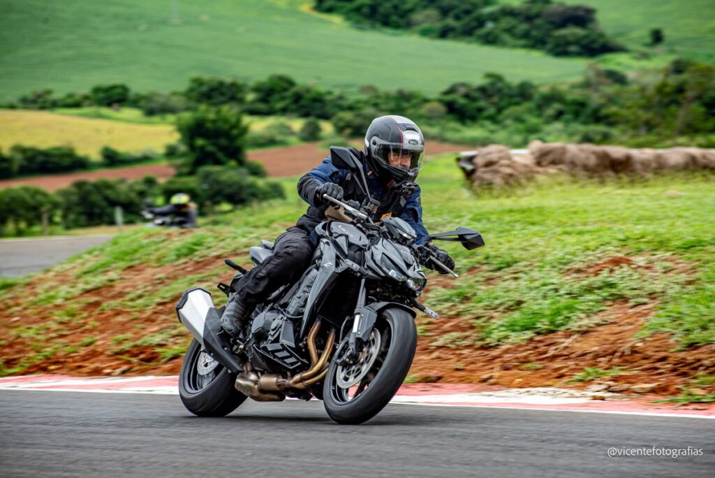 imagem do piloto com a Nova Kawasaki Z1100 2026