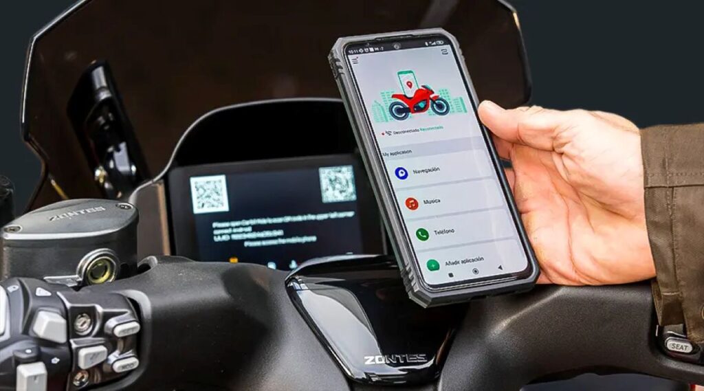 imagem do painel tft com conectividade do scooter Zontes 125M