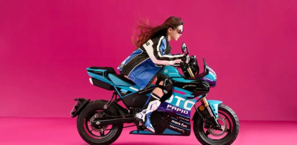 imagem piloto com a CFMoto XO Papio Racer Champion Blue