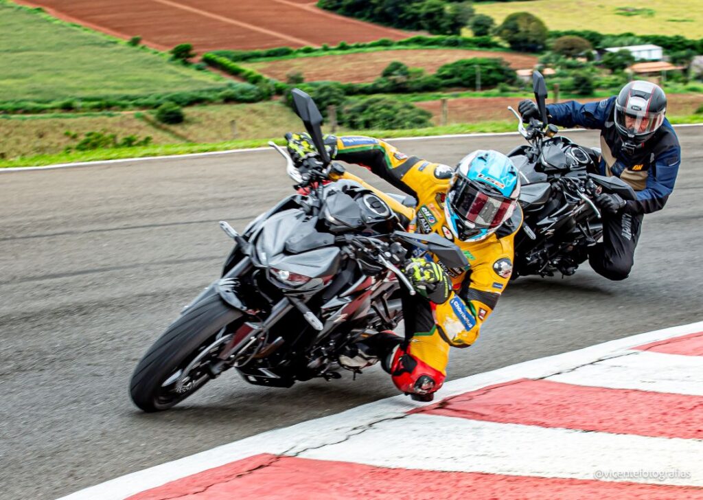 imagem da Nova Kawasaki Z1100 2026 em pista