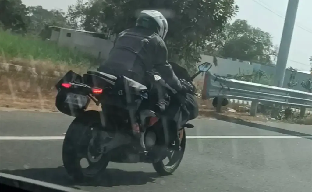 imagem traseira BMW F 450 RR camuflada