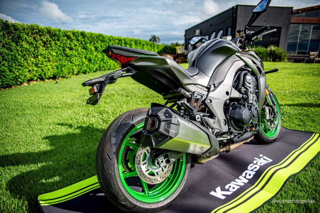 imagem traseira da Nova Kawasaki Z1100 se 2026