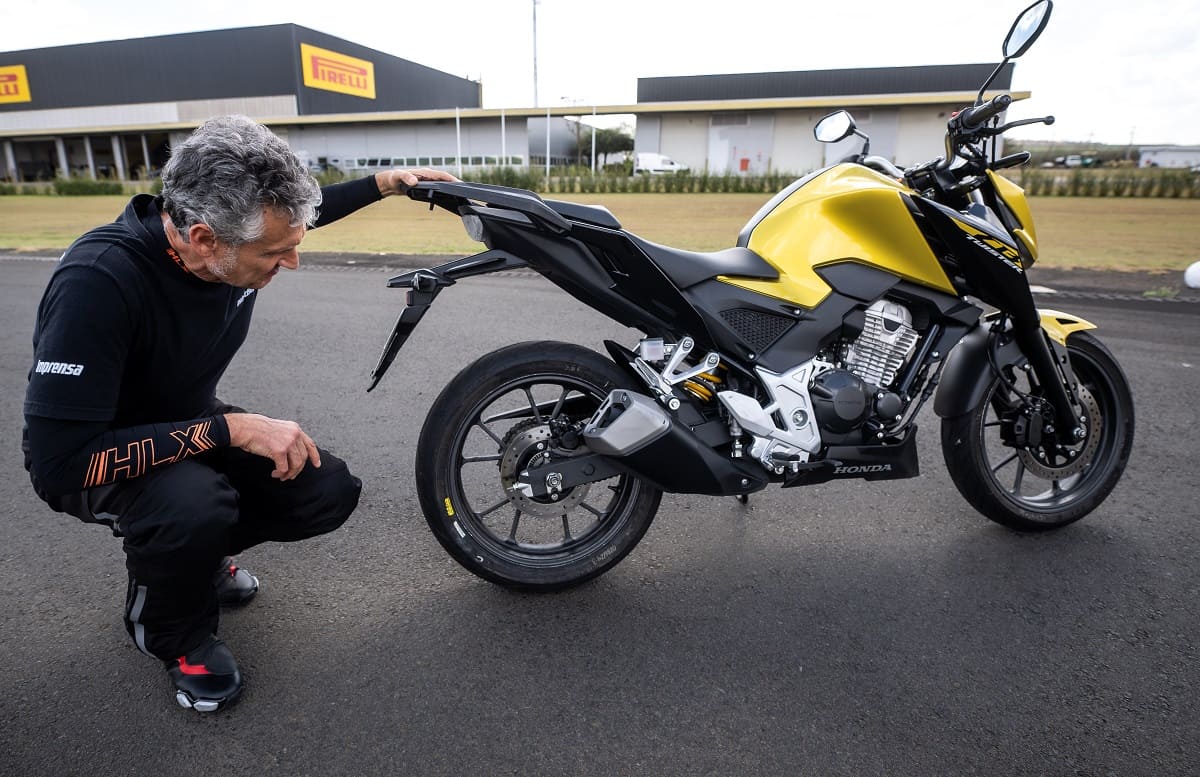 Procura-se piloto de teste de moto! Minha experiência nos bastidores da Pirelli